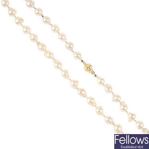 (548952-3-A) A cultured pearl single-strand necklace, with 18ct gold clasp.