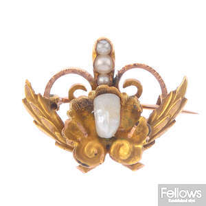 An early 20th century gold baroque and imitation pearl brooch.