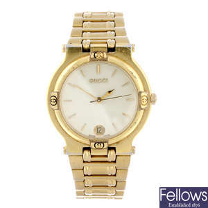 GUCCI - a gentleman's gold plated 9200M bracelet watch with a Gucci 9200L bracelet watch.