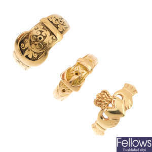 Three 9ct gold buckle rings.
