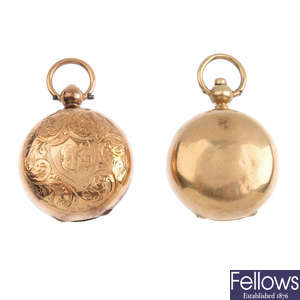 Two early 20th century 9ct gold sovereign holders.