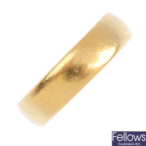 A gentleman's early 20th century 18ct gold band ring.