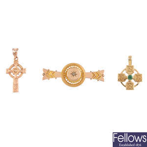 An Edwardian 9ct gold brooch, a pair of earrings and two pendants.