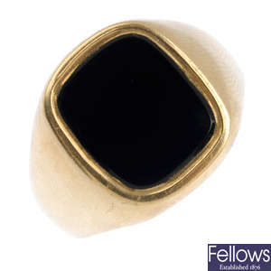 A 9ct gold onyx signet ring.