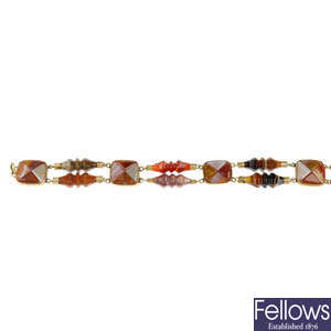 An agate bracelet and four further items of agate jewellery.