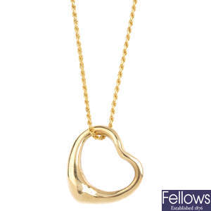 A 9ct gold pendant, a bracelet and two necklaces.