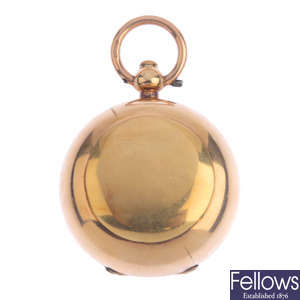 An early 20th century 9ct gold sovereign holder.