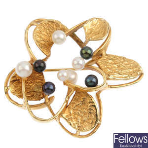 A 9ct gold cultured pearl brooch.