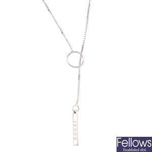 GUCCI - an 18ct gold lariat necklace.