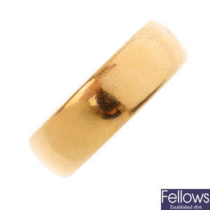 A 22ct gold band ring.