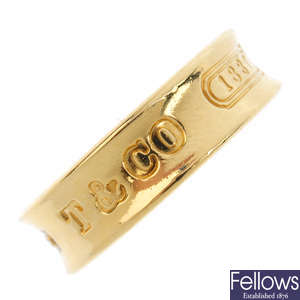 TIFFANY & CO. - an 18ct gold '1837' band ring.