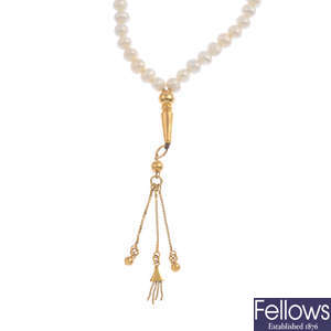 A single-strand of cultured pearl 'worry beads'.