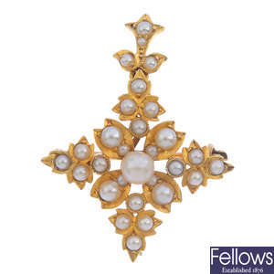 An early 20th century 18ct gold seed pearl pendant.