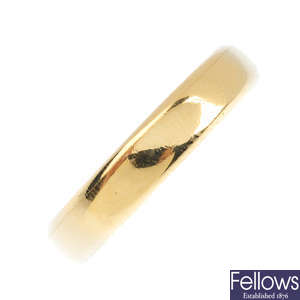 TIFFANY & CO. - an 18ct gold band ring.