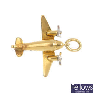 TIFFANY & CO. - an 18ct gold 'Airplane' charm.