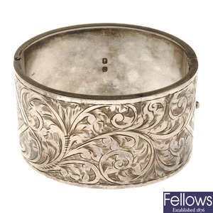 An early 20th century silver hinged bangle.