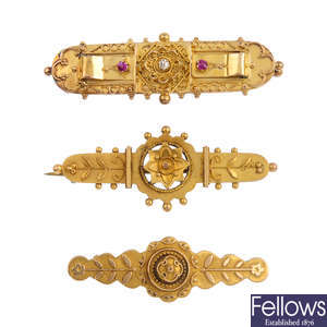 Three Victorian 15ct gold brooches.