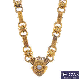 A late Victorian gold necklace.