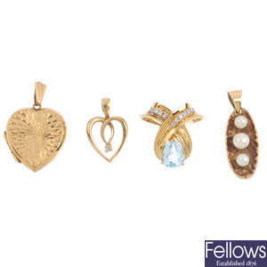 Six 9ct gold items of jewellery.
