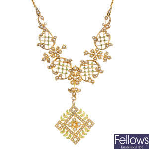 An Edwardian 15ct gold, demantoid garnet, seed and split pearl necklace.