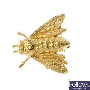 An 18ct gold bee brooch.