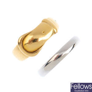 An 18ct gold band ring, together with an 18ct gold Victorian buckle ring.