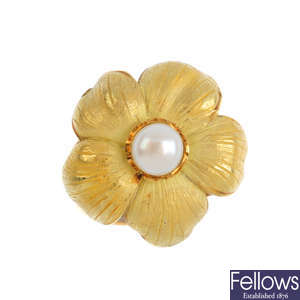 A cultured pearl floral ring.