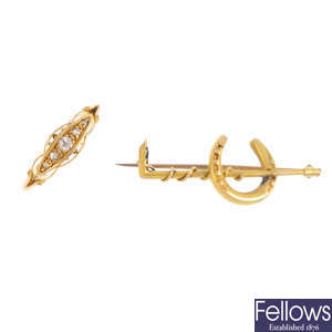Two early 20th century gold jewellery items.
