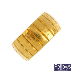 A 1970s 22ct gold band ring.