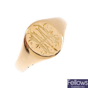 A gentleman's Edwardian 18ct gold signet ring.
