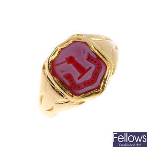 A gentleman's early 20th century 18ct gold agate signet ring.