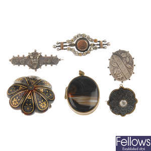 A selection of mainly late 19th to early 20th century jewellery.