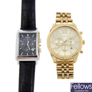 A bag of assorted watches, to include examples by Boss and Michael Kors. Approximately 100.