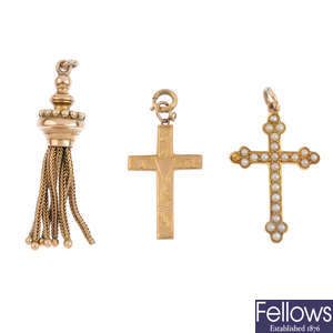 Three late Victorian to early 20th century gold jewellery items.