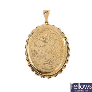 A 9ct gold locket pendant.