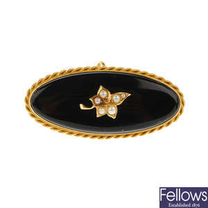 A late Victorian gold onyx and split pearl memorial brooch.