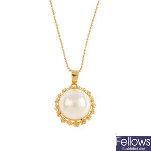 A mabe pearl pendant, with chain.