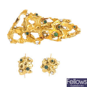CHARLES DE TEMPLE - a 1960s 18ct gold diamond and emerald brooch and associated earrings.