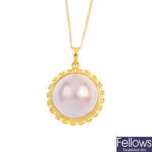 An 18ct gold mabe pearl pendant, with chain.