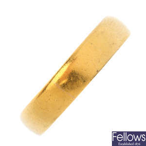 A 1940s 22ct gold ring.