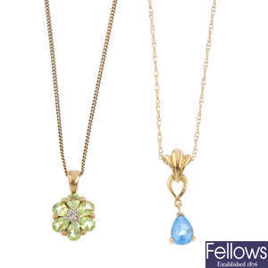 Five gem-set pendants, with five chains.