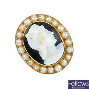 An early 20th century 18ct gold cameo and split pearl ring.