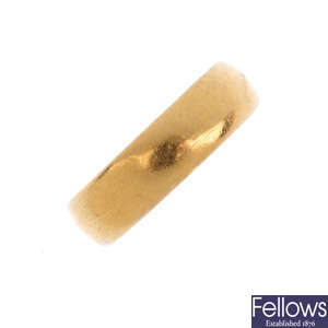 A 1940s 22ct gold band ring.