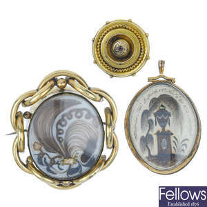 Three items of late Victorian jewellery. 