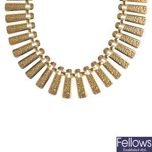 A 9ct gold fringe necklace.