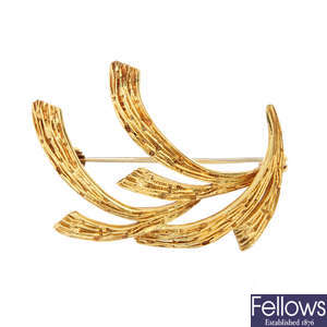 A 1960s 18ct gold brooch.
