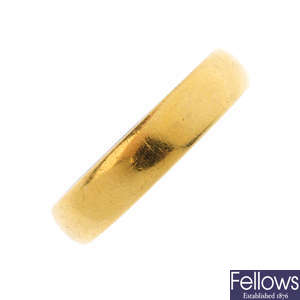 An Edwardian 22ct gold band ring.