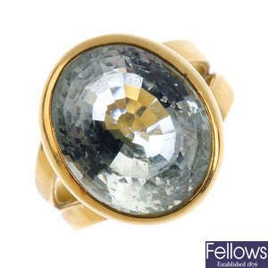An 18ct gold aquamarine ring.