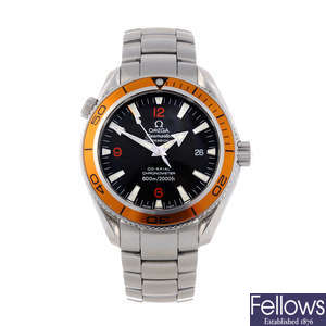 OMEGA - a gentleman's stainless steel Seamaster Professional Planet Ocean bracelet watch.