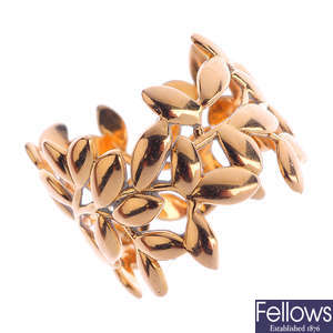 TIFFANY & CO. -  an 18ct gold 'Olive Leaf' band ring.